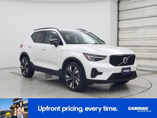 2025 Volvo XC40 B5 Plus Dark Theme