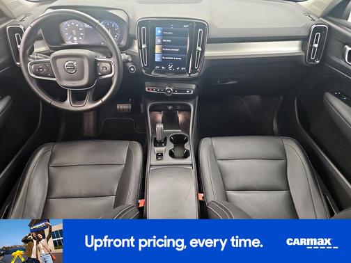 White 2021 Volvo XC40 T5 Momentum