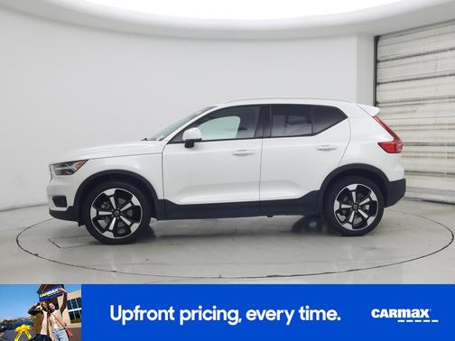 White 2021 Volvo XC40 T5 Momentum