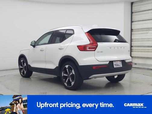 White 2021 Volvo XC40 T5 Momentum