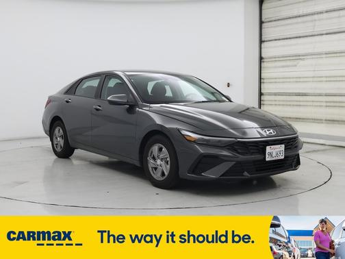 2024 Hyundai ELANTRA SE