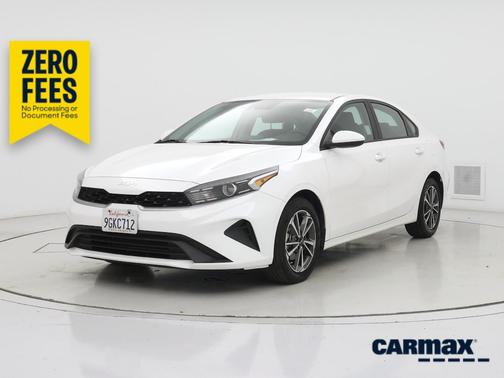 White 2023 Kia Forte LX
