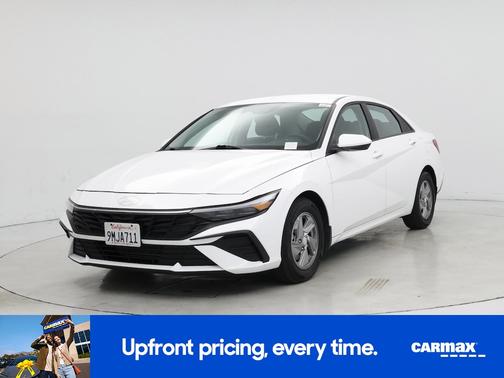 White 2024 Hyundai ELANTRA SE