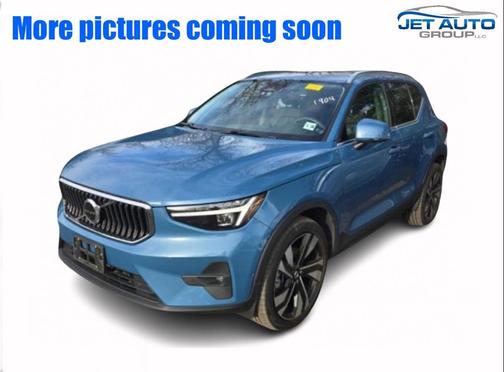 2023 Volvo XC40 B5 Ultimate Bright Theme