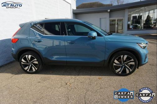 2023 Volvo XC40 B5 Ultimate Bright Theme