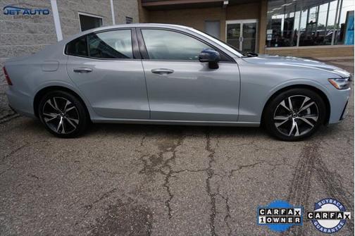 2024 Volvo S60 B5 Core Dark Theme