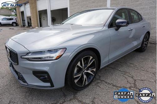 2024 Volvo S60 B5 Core Dark Theme