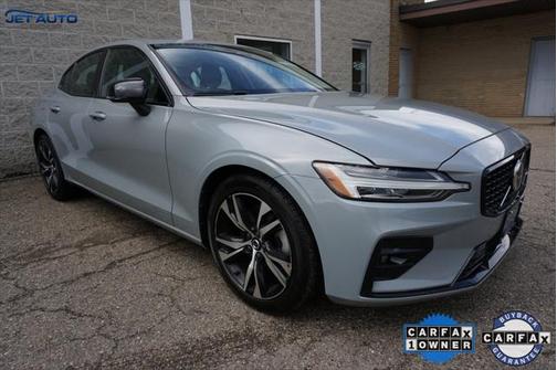 2024 Volvo S60 B5 Core Dark Theme