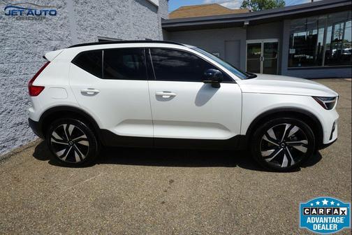 Crystal White Metallic 2023 Volvo XC40 B5 Plus Dark Theme