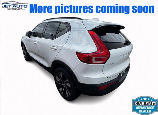 Crystal White Metallic 2023 Volvo XC40 B5 Plus Dark Theme