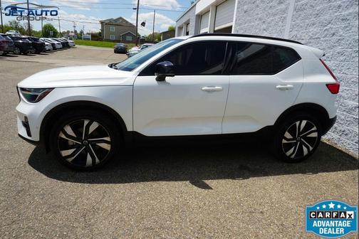 Crystal White Metallic 2023 Volvo XC40 B5 Plus Dark Theme
