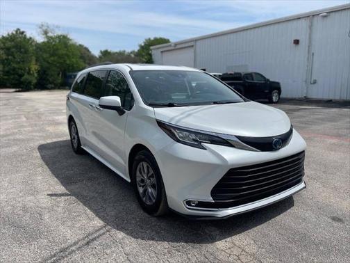 2023 Toyota Sienna XLE 8 Passenger
