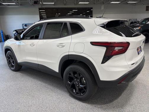 Summit White 2026 Chevrolet Trax LT