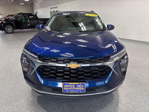 Blue Glow Metallic 2024 Chevrolet Trax LT