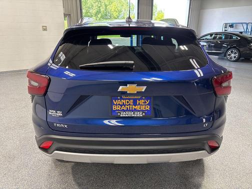 Blue Glow Metallic 2024 Chevrolet Trax LT