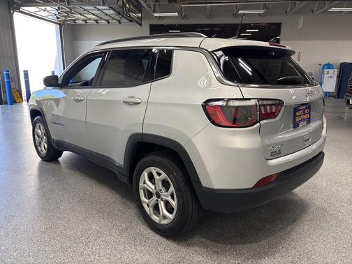 Silver Zynith Metallic Clearcoat 2025 Jeep Compass Latitude