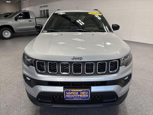Silver Zynith Metallic Clearcoat 2025 Jeep Compass Latitude