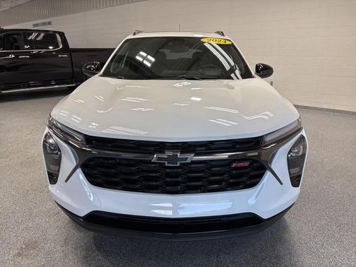 Summit White 2024 Chevrolet Trax FWD 2RS