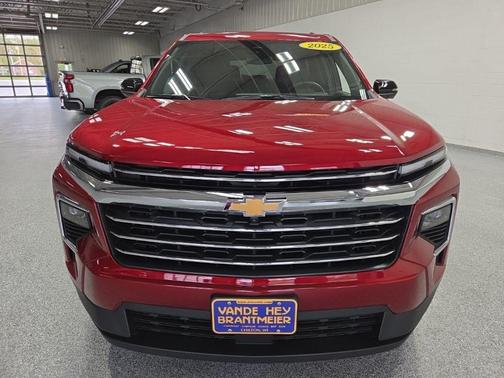 Radiant Red Tintcoat 2025 Chevrolet Traverse LT