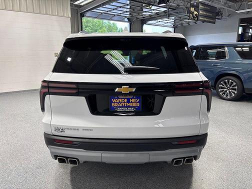 Summit White 2026 Chevrolet Traverse LT
