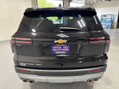 Mosaic Black Metallic 2026 Chevrolet Traverse LT