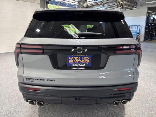 Sterling Gray Metallic 2026 Chevrolet Traverse LT