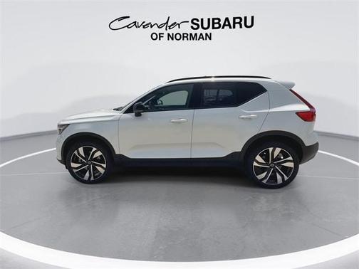 2024 Volvo XC40 B5 Ultimate Dark Theme