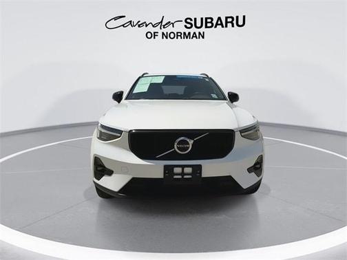 2024 Volvo XC40 B5 Ultimate Dark Theme