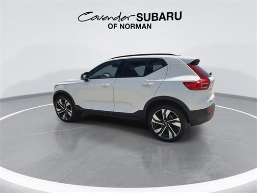 2024 Volvo XC40 B5 Ultimate Dark Theme