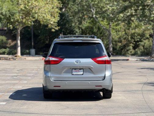 2016 Toyota Sienna XLE
