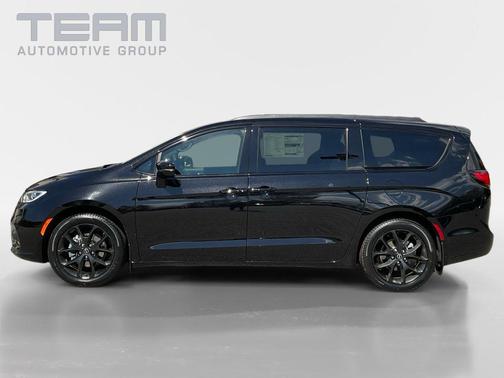 Diamond Black Crystal Pearlcoat 2026 Chrysler Pacifica L