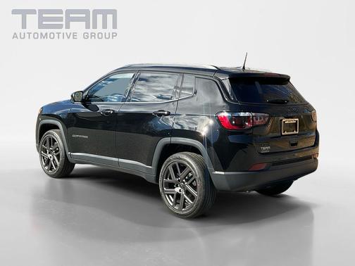 Diamond Black Crystal Pearlcoat 2026 Jeep Compass Latitude
