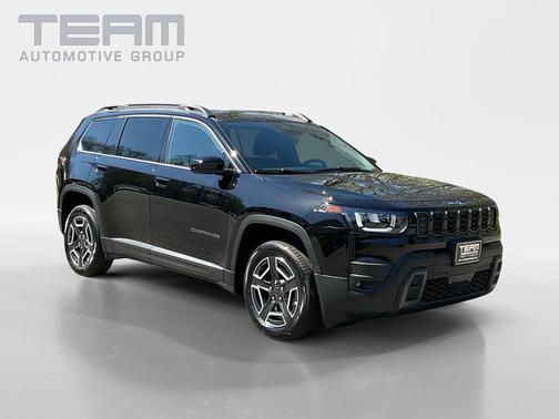Diamond Black Crystal Pearlcoat 2026 Jeep Cherokee Laredo 4x4
