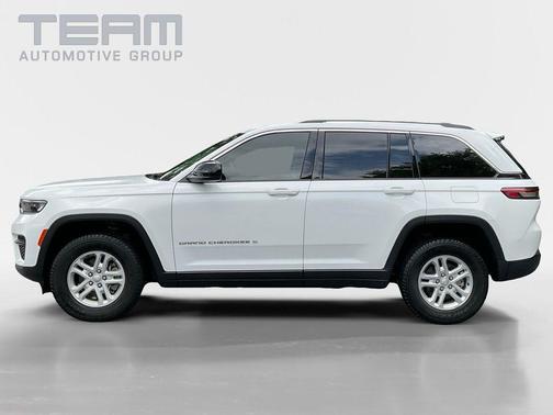 Bright White Clearcoat 2023 Jeep Grand Cherokee Laredo