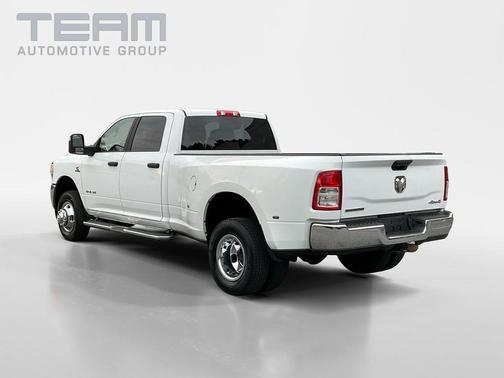 Bright White Clearcoat 2024 RAM 3500 Big Horn Crew Cab 4x4 8' Box