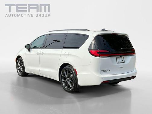 Bright White Clearcoat 2026 Chrysler Pacifica L