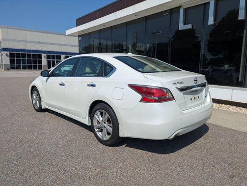 Pearl White 2014 Nissan Altima 2.5 SL