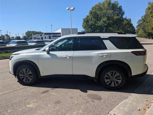 2022 Nissan Pathfinder SV