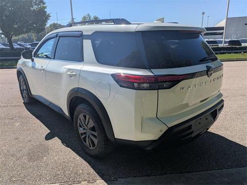 2022 Nissan Pathfinder SV