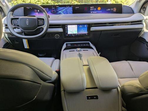 Infinite Black Metallic Clearcoat 2025 Lincoln Navigator Reserve