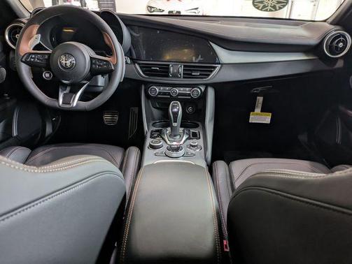 Alfa Rosso 2025 Alfa Romeo Giulia Intensa AWD