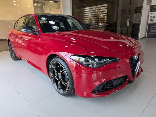 Alfa Rosso 2025 Alfa Romeo Giulia Intensa AWD