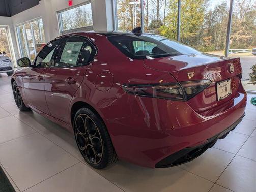 Alfa Rosso 2025 Alfa Romeo Giulia Intensa AWD