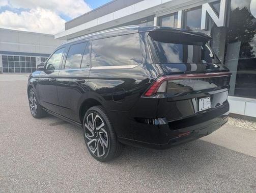 Infinite Black Metallic Clearcoat 2027 Lincoln Navigator Reserve