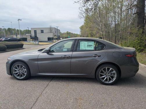 Vesuvio Gray Metallic 2025 Alfa Romeo Giulia AWD