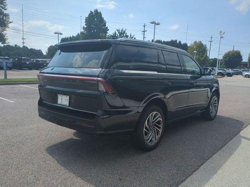 Infinite Black Metallic Clearcoat 2027 Lincoln Navigator Reserve
