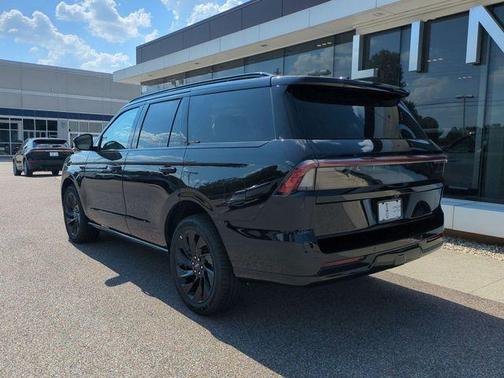 Infinite Black Metallic Clearcoat 2027 Lincoln Navigator Reserve