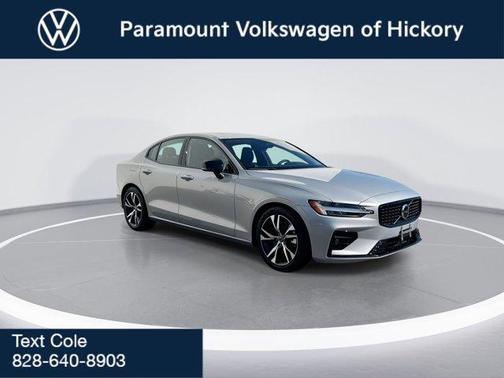 2024 Volvo S60 B5 Core Dark Theme