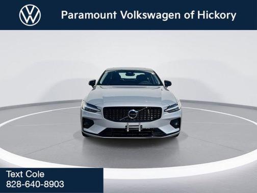 2024 Volvo S60 B5 Core Dark Theme
