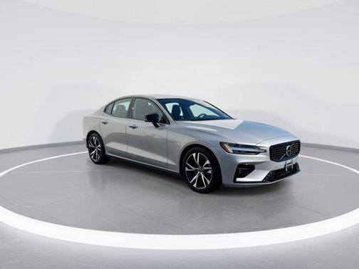 2024 Volvo S60 B5 Core Dark Theme